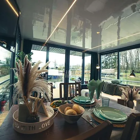 The Floating Cottage Close From Brussels Úszó hotel *